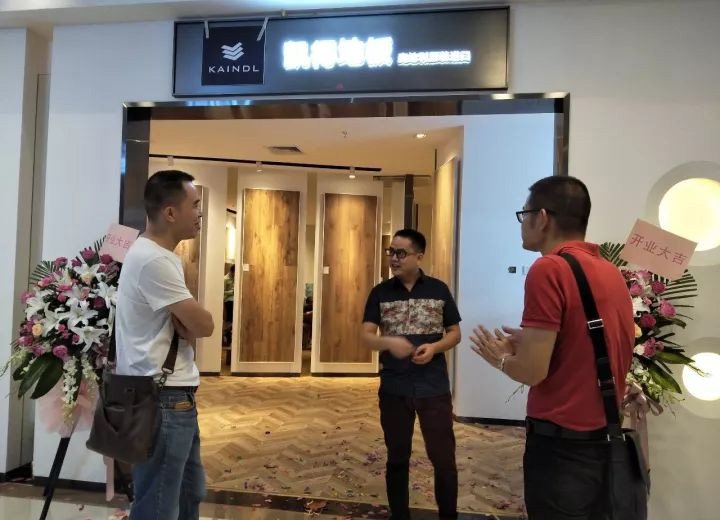 谈球吧体育官网入口地板再下一城！成都红星美凯龙店9.27耀世开业！