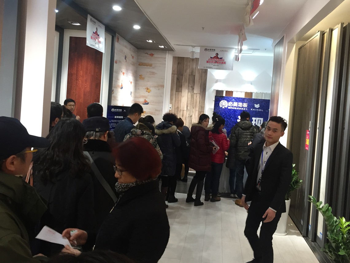 北京业主正在排队下单抢购谈球吧体育官网入口地板